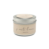 Candle in a tin with 'je mérite l'amour' text on a white background