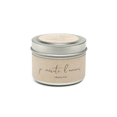 Candle in a tin with 'je mérite l'amour' text on a white background
