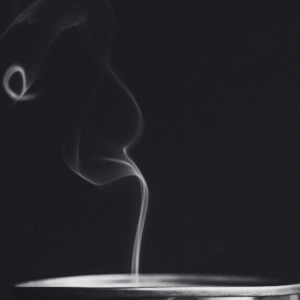 Black and white image of a袅袅升起的烟雾