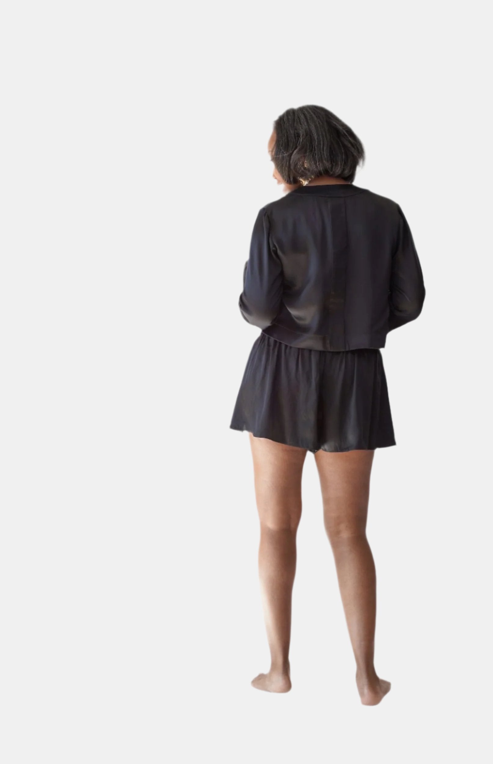 made in the softest washed silk charmeuse, this hidden button front cropped sleep shirt can be worn as a pajama top or shirt, in and outside of the boudoir wear with a je mérite coordinating bottom  soft collar v-neck neckline subtle slits at sides cropped just below the belly button  washed 100% silk charmeuse  designed and made in new york city, new york - available in 0/2-20/22