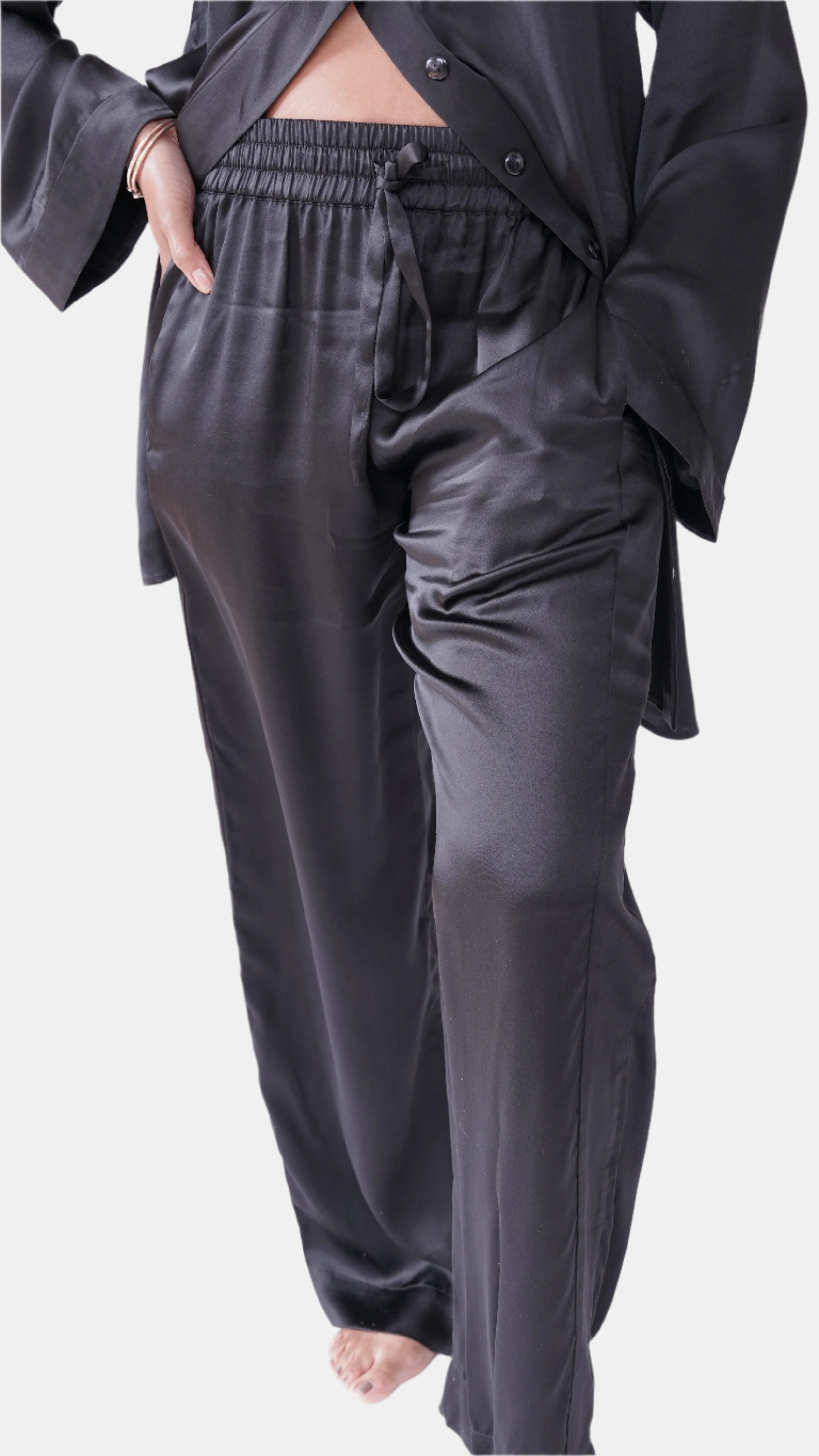 made in the softest washed silk charmeuse, this tuxedo pajama pant has an elastic waistband and drawstring closure  wear with a je mérite coordinating top or your favorite lingerie  wide elastic waist with drawstring closure pockets sits at natural waist tuxedo panels wide leg  washed 100% silk charmeuse designed and made in new york city, new york - available in 0/2-20/22