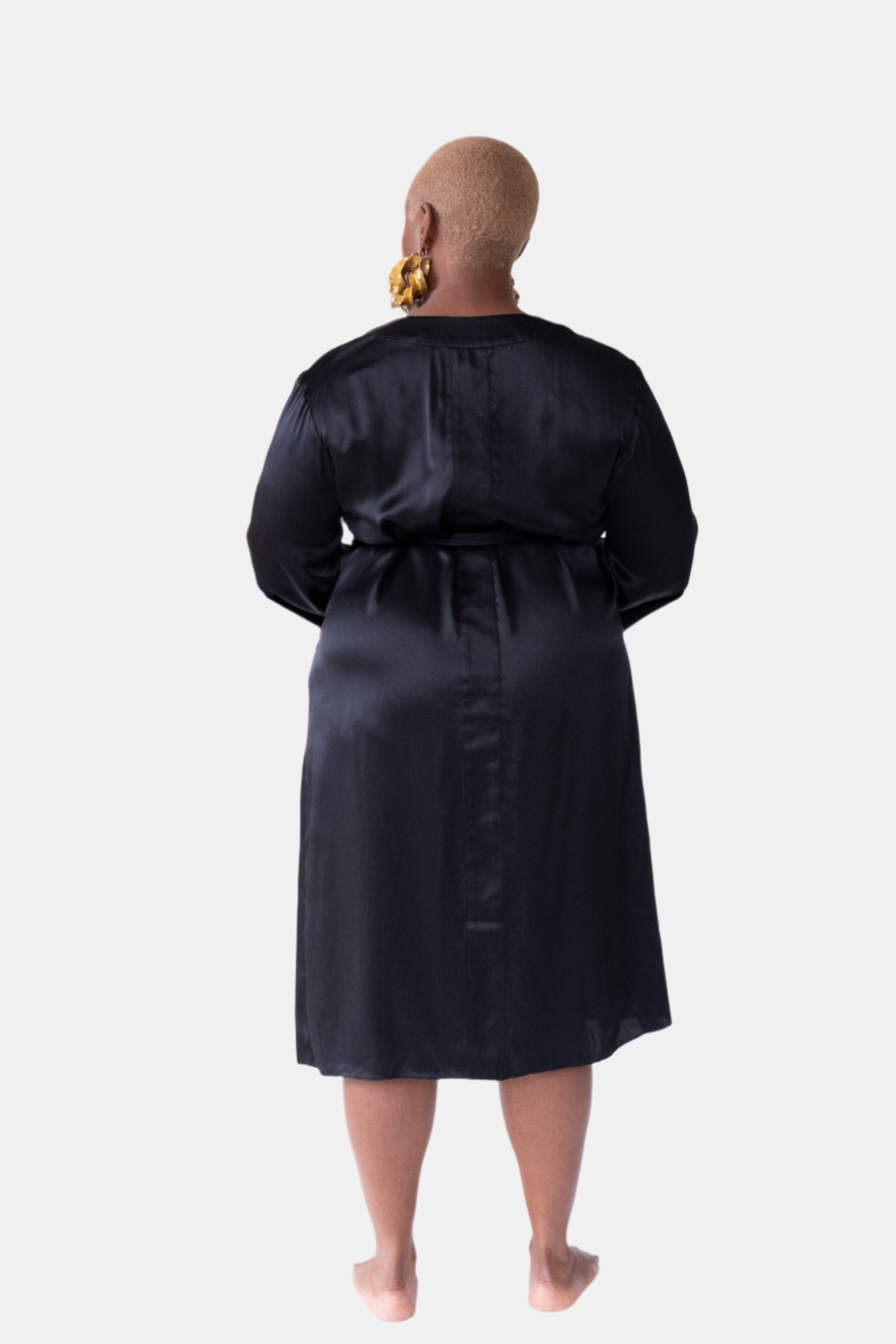 made in the softest washed silk charmeuse, this double-breasted wrap robe has long bell sleeves  wear barefoot, with a soft fuzzy slipper for a night in, or a strappy heel for a night on the town  soft collar wrap belt (not removable) relaxed fit midi length  washed 100% silk charmeuse  designed in new york city, new york made in new york city, new york   size details - available in 0/2-20/22